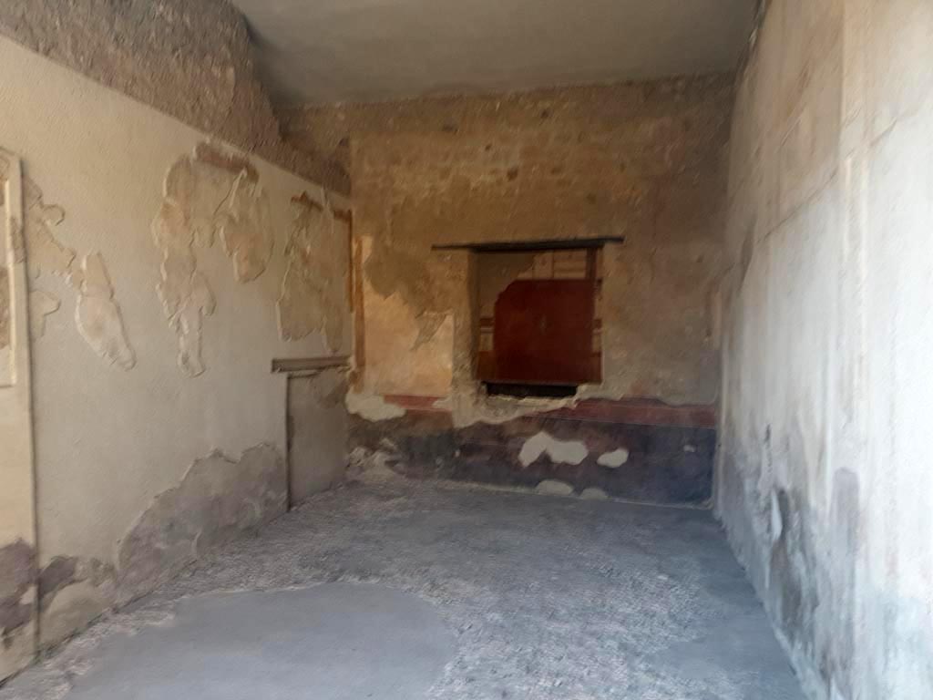 I.6.7 Pompeii. August 2023.
Looking north in triclinium in the south-east corner, from the garden area. Photo courtesy of Maribel Velasco.