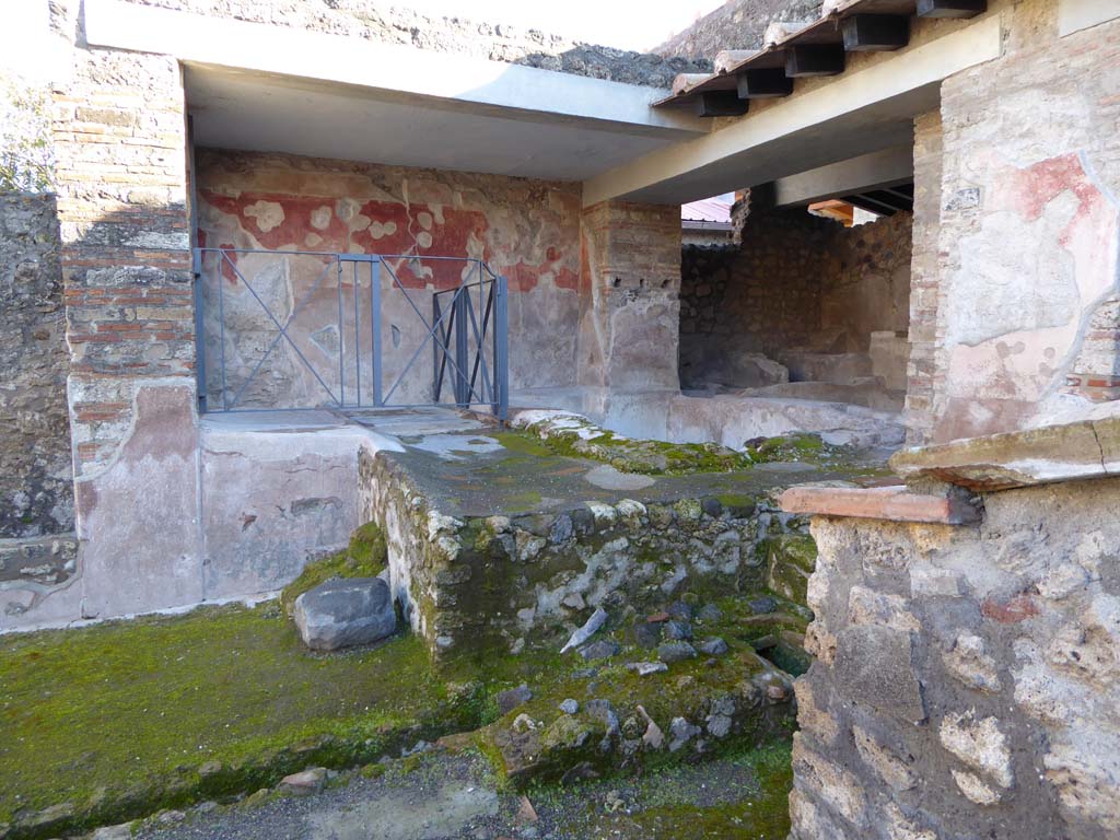 I.6.7 Pompeii. September 2015. Looking towards east wall at top of steps in south-east corner.
Foto Annette Haug, ERC Grant 681269 DÉCOR.