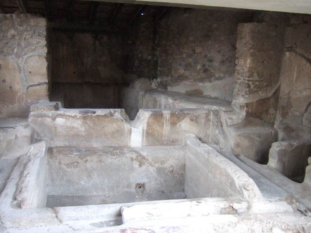 I.6.7 Pompeii. December 2005. Rear interconnecting vat in south east corner of Fullery. Small treading vats are at the side of the middle vat.