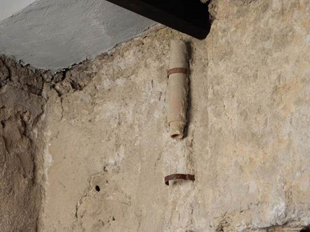 I.6.7 Pompeii. May 2016. Remains of downpipe against south wall in kitchen.
Photo courtesy of Buzz Ferebee.