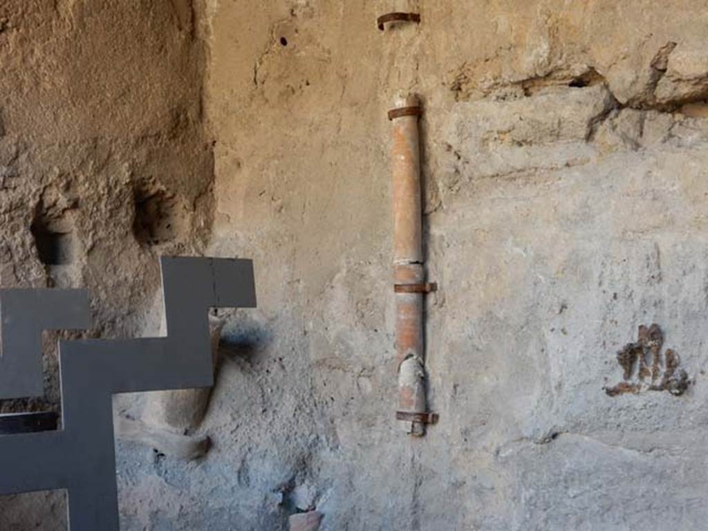 I.6.7 Pompeii. May 2016. Remains of downpipe against south wall in kitchen.
Photo courtesy of Buzz Ferebee.