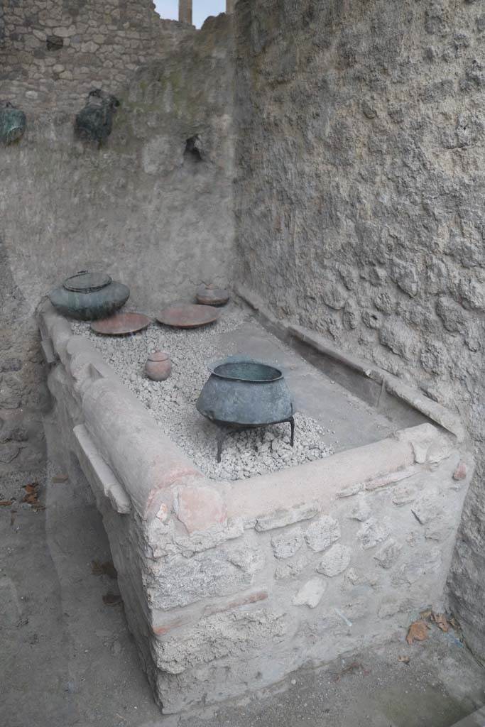 I.6.7 Pompeii. December 2018.
Hearth in kitchen with household utensils. Photo courtesy of Aude Durand.