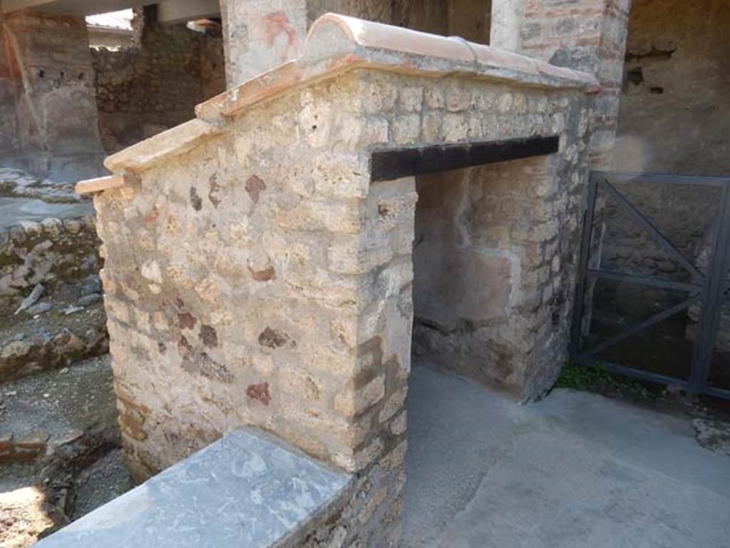 I.6.7 Pompeii. May 2016. Small covered area on east side of passageway from kitchen.
Photo courtesy of Buzz Ferebee.