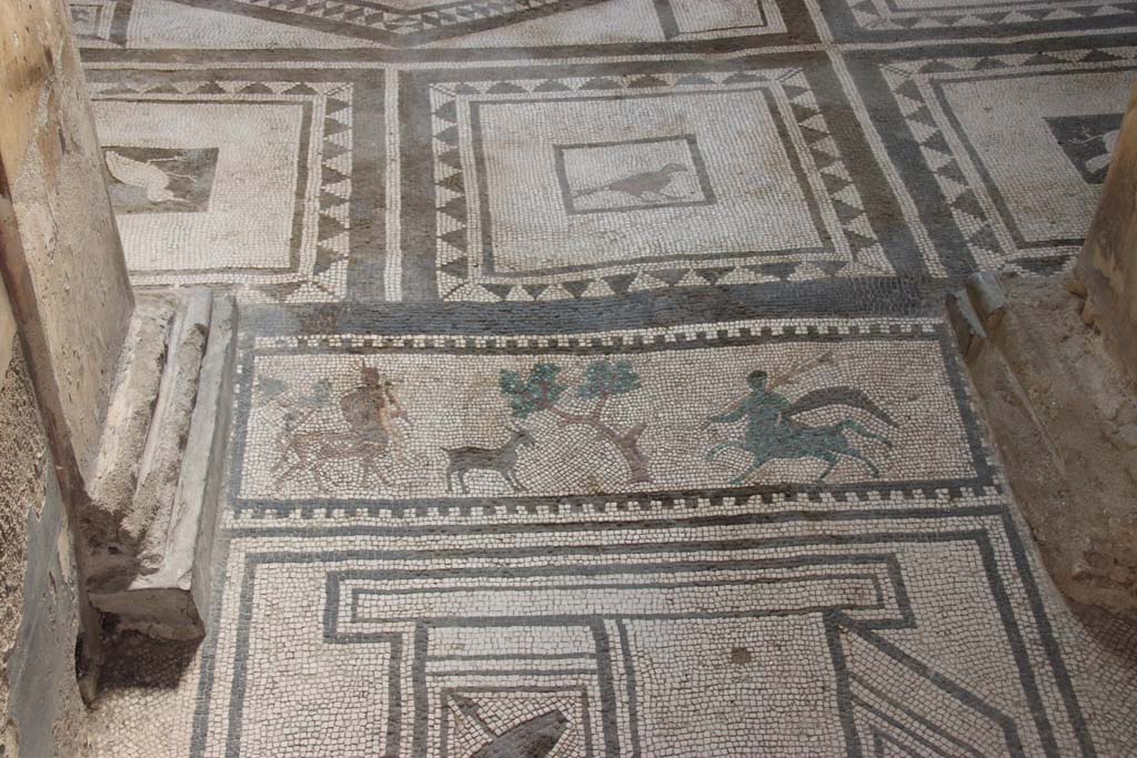 I.7.1 Pompeii. September 2017.
Detail of mosaic flooring at south end of entrance corridor/fauces, with Centaur, Goat, Tree and Centaur.
Photo courtesy of Klaus Heese.