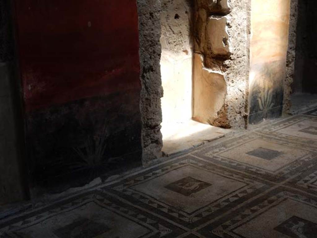 I.7.1 Pompeii. May 2016. East wall of atrium, with detail of zoccolo, remaining plaster in niche and mosaic floor. Photo courtesy of Buzz Ferebee.