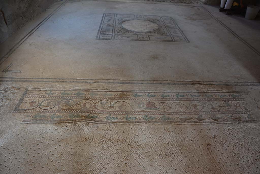 I.7.1 Pompeii. October 2019. Looking north across threshold of doorway between oecus towards tablinum, at top.
Foto Annette Haug, ERC Grant 681269 DÉCOR.