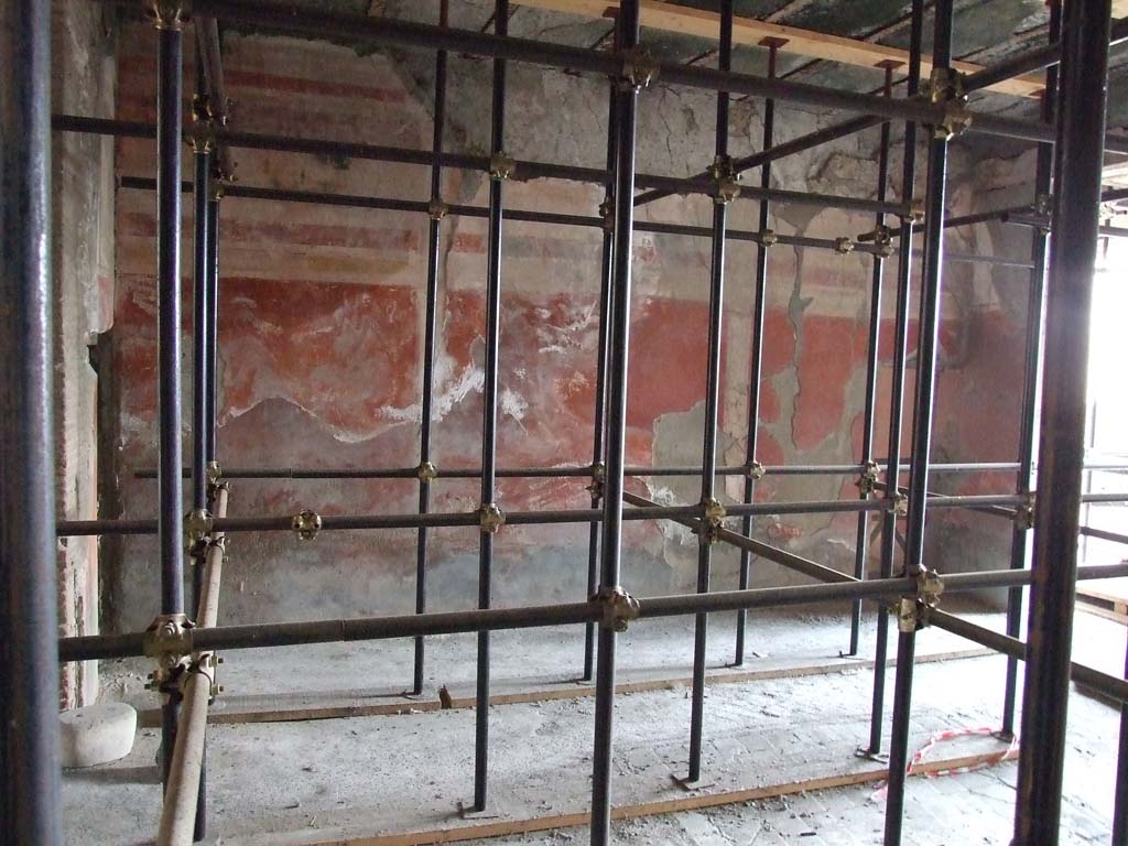 I.7.1 Pompeii. December 2006. East wall of oecus.