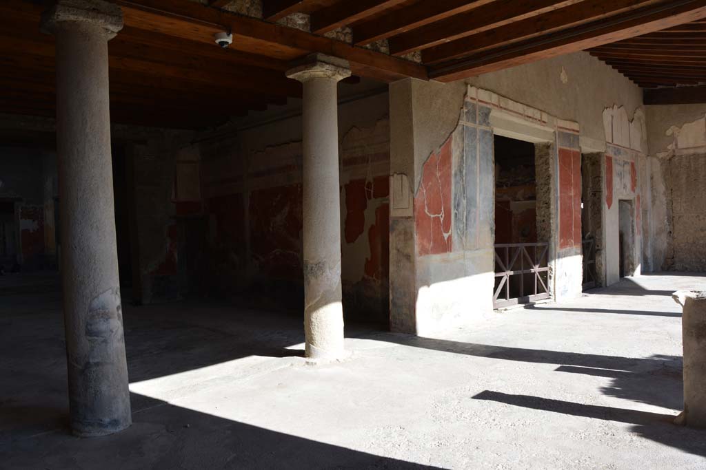 I.7.1 Pompeii. October 2019. Looking east along north portico, towards doorways to oecus, oecus, small room and triclinium.
Foto Annette Haug, ERC Grant 681269 DÉCOR.