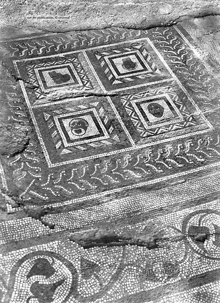 I.7.1 Pompeii. Oecus on north side of peristyle, mosaic emblema in flooring.
See Pernice, E. 1938. Pavimente und Figürliche Mosaiken: Die Hellenistische Kunst in Pompeji, Band VI. Berlin: de Gruyter, Taf. 40,1.
DAIR 41.732. Photo © Deutsches Archäologisches Institut, Abteilung Rom, Arkiv.