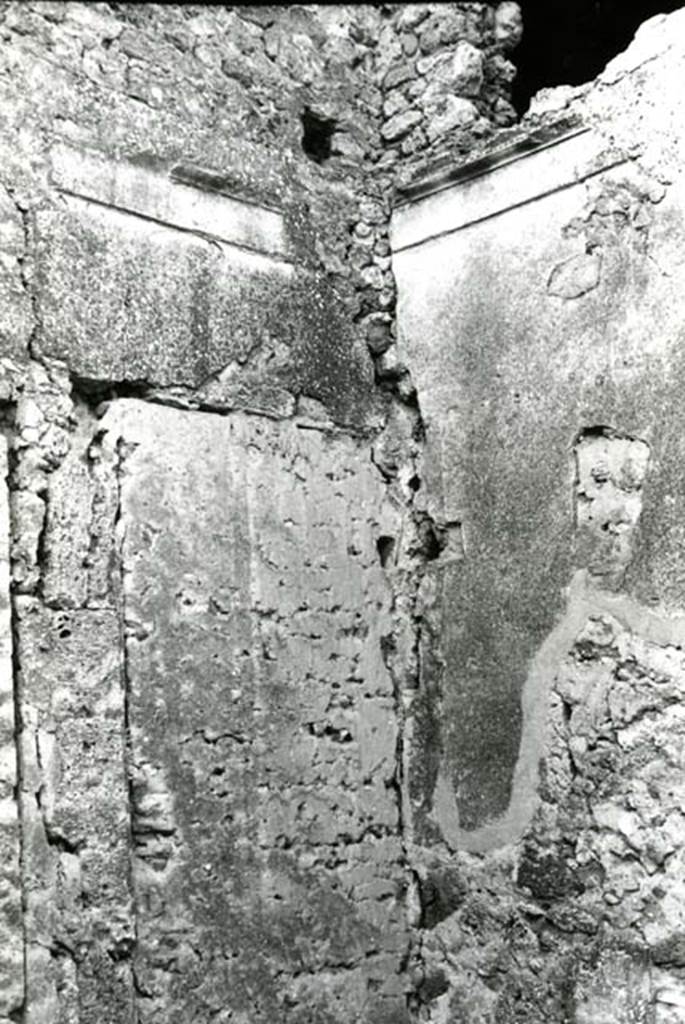 I.7.1 Pompeii. 1975. Domus of P. Paquius Proculus, 1st room left of peristyle, NE corner. Photo courtesy of Anne Laidlaw.
American Academy in Rome, Photographic Archive. Laidlaw collection _P_75_5_11.