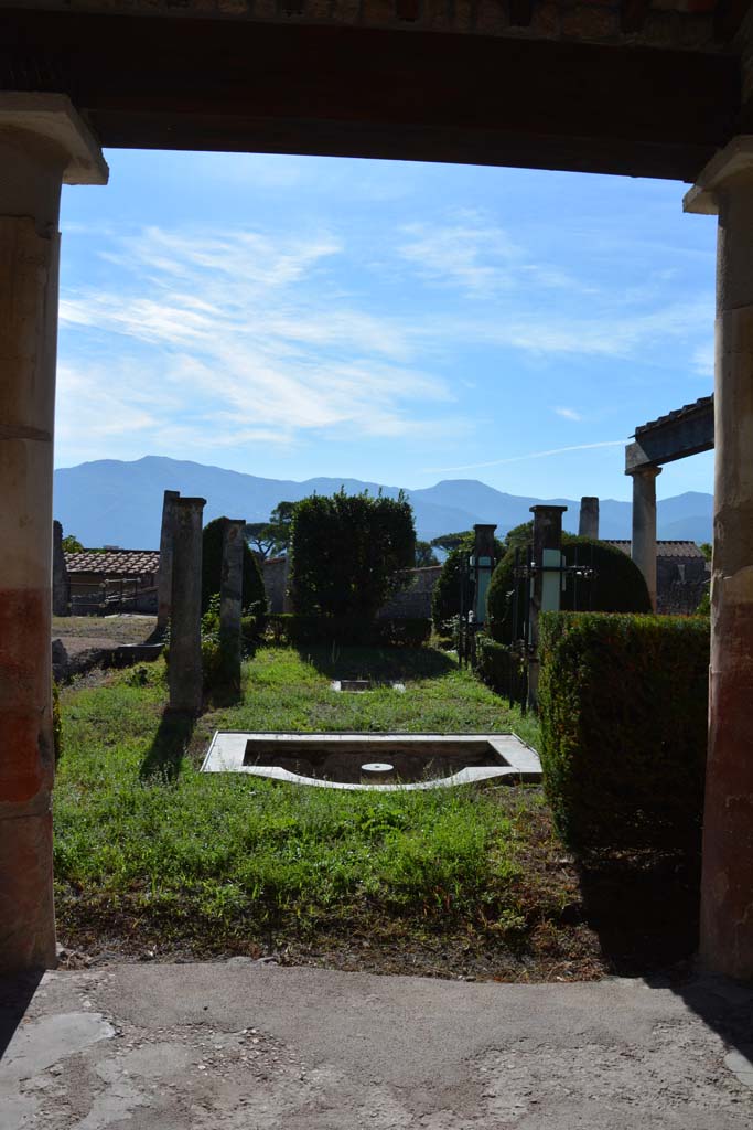 I.7.1 Pompeii. October 2019.
Looking south to marble-faced basin/pool with fountain jet, from north portico.
Foto Annette Haug, ERC Grant 681269 DÉCOR.