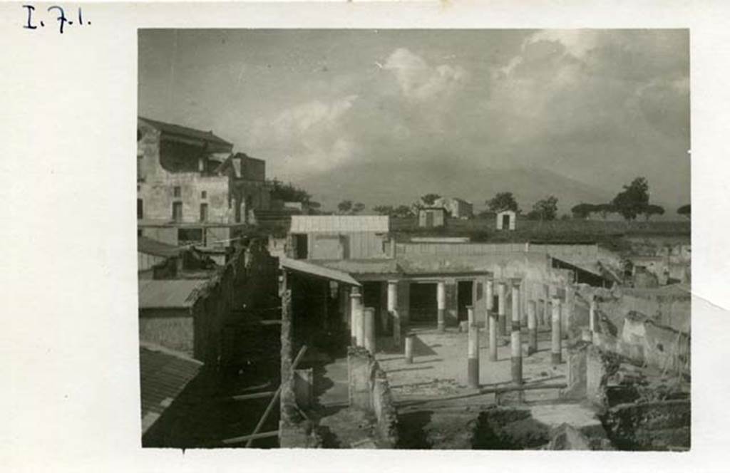 I.7.1 Pompeii. 1937-39. Looking north across peristyle. Photo courtesy of American Academy in Rome, Photographic Archive. Warsher collection no. 546a