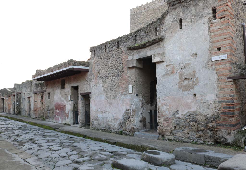 I.7.1 Pompeii, on right. December 2018.
Entrance doorways, looking east along Via dell’ Abbondanza between I.7.8 and I.7.1. Photo courtesy of Aude Durand.