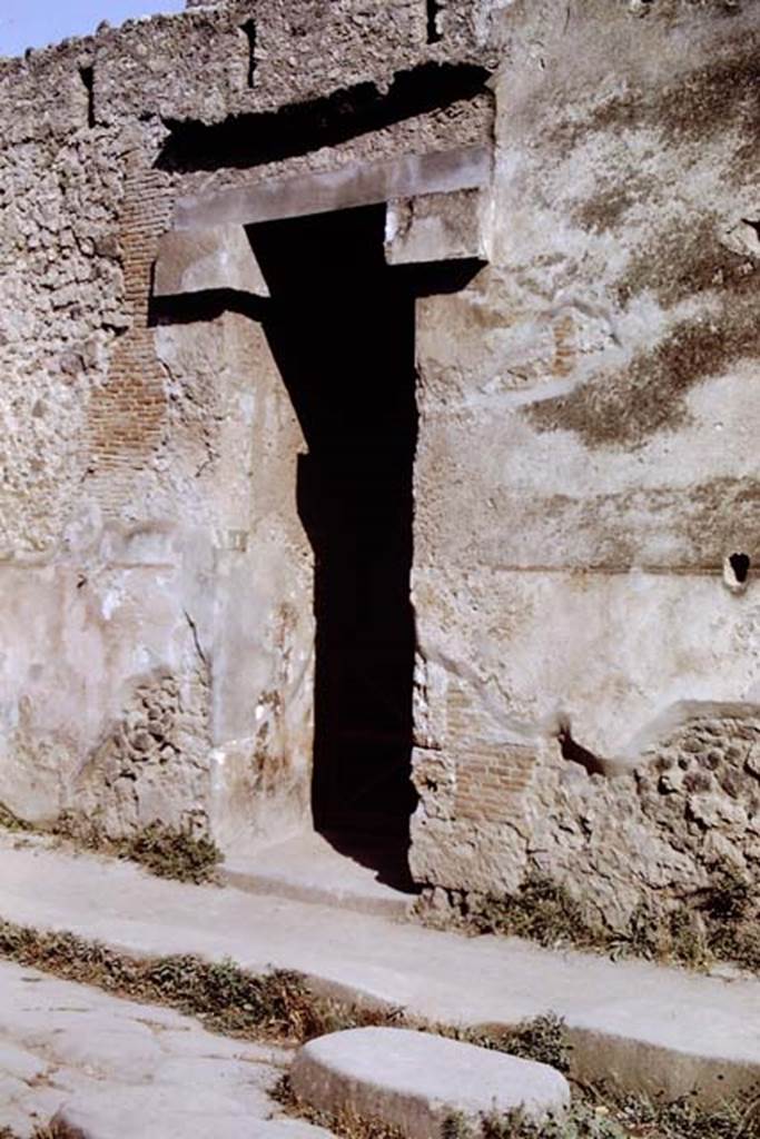 I.7.1 Pompeii, 1968. Entrance doorway. Photo by Stanley A. Jashemski.
Source: The Wilhelmina and Stanley A. Jashemski archive in the University of Maryland Library, Special Collections (See collection page) and made available under the Creative Commons Attribution-Non Commercial License v.4. See Licence and use details.
J68f0645