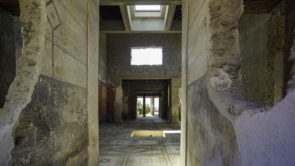 I.7.1 Pompeii. August 2021.
Looking south into atrium from entrance corridor with painted decoration. Photo courtesy of Robert Hanson.