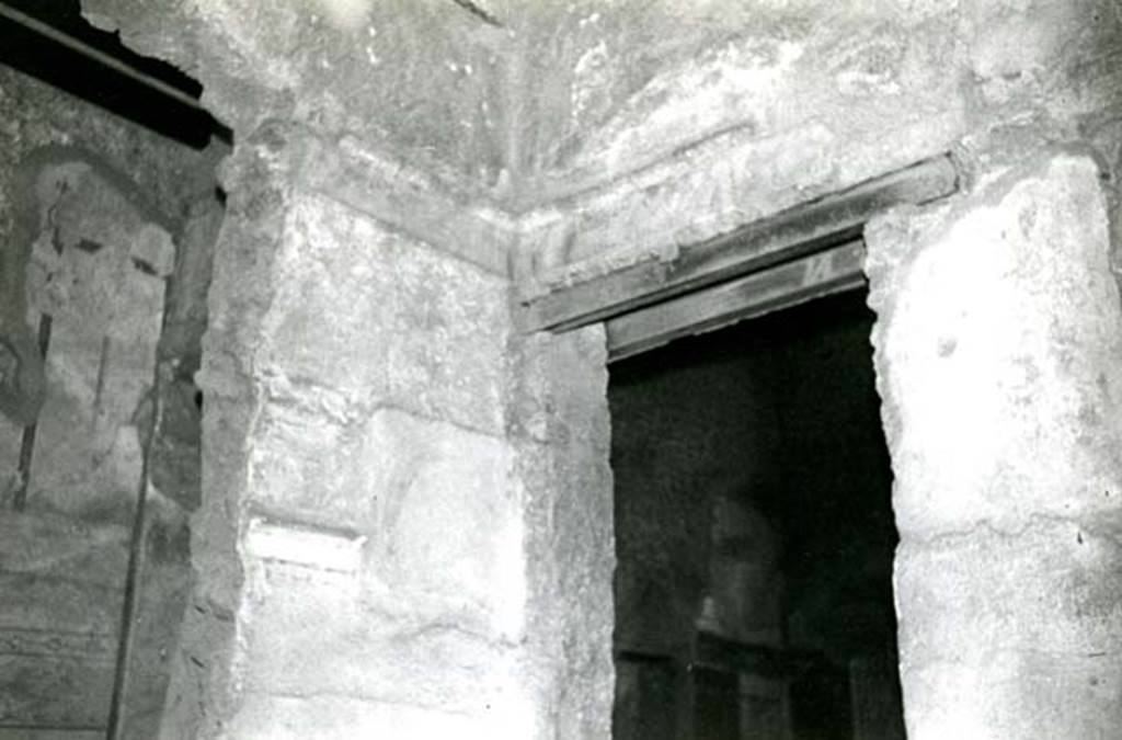 I.7.1 Pompeii. 1972. Domus of P. Paquius Proculus, cubiculum right, SE corners, with doorway to atrium. Photo courtesy of Anne Laidlaw.
American Academy in Rome, Photographic Archive. Laidlaw collection _P_72_13_3.