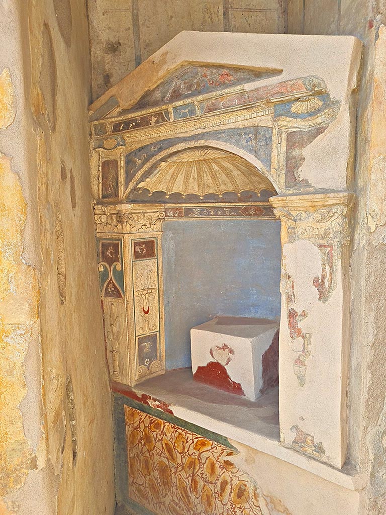 I.7.12 Pompeii. September 2024.
Arched niche against west wall of north portico. Photo courtesy of Giuseppe Ciaramella.