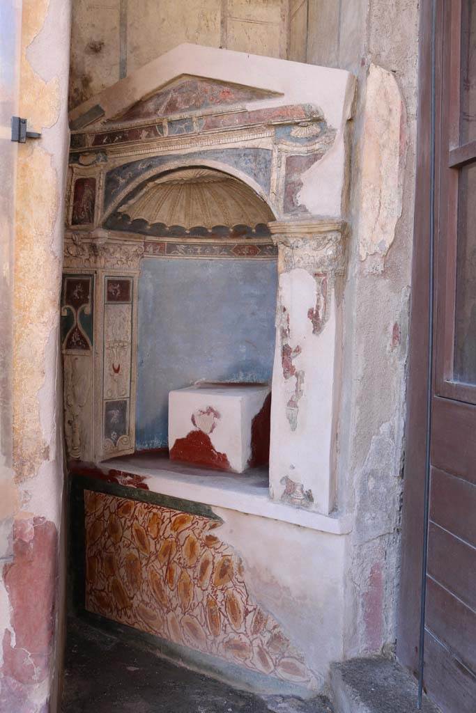 I.7.12 Pompeii. December 2018.
Arched niche, against west wall of north portico. Photo courtesy of Aude Durand.