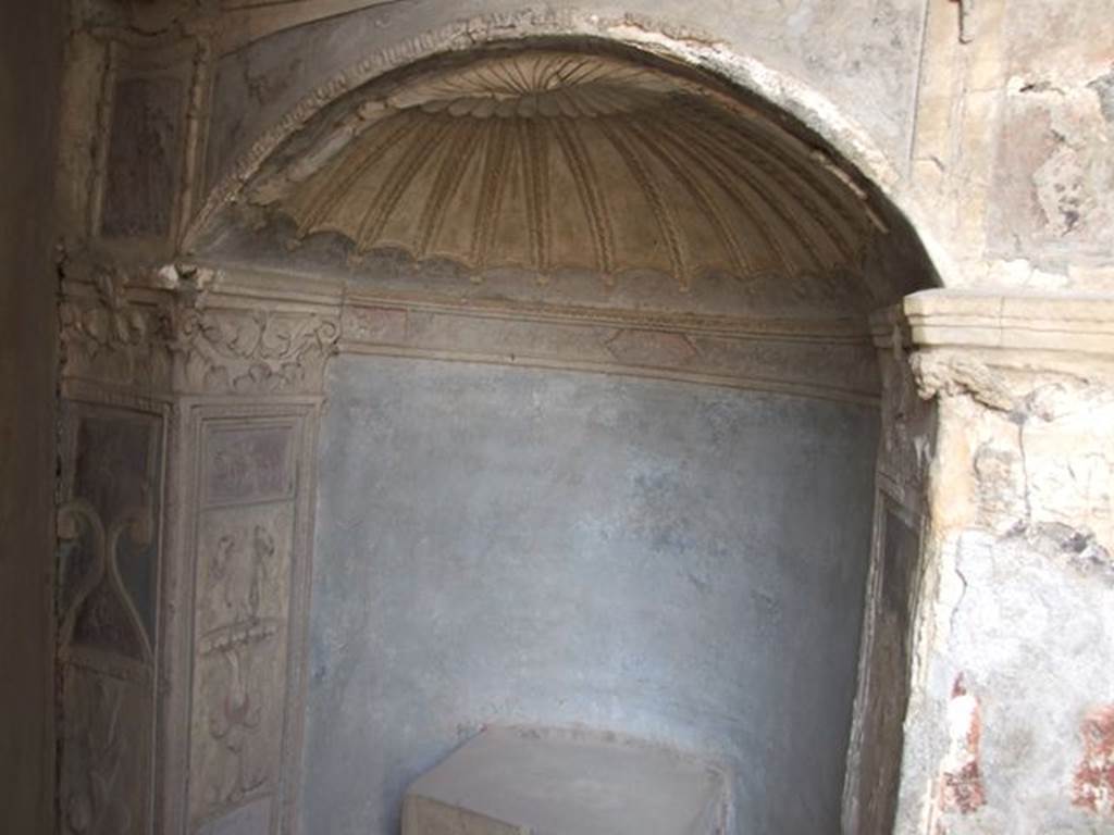 I.7.12 Pompeii. December 2006. Arched niche.See Giacobello, F., 2008. Larari Pompeiani: Iconografia e culto dei Lari in ambito domestico. Milano: LED Edizioni. (p.254)