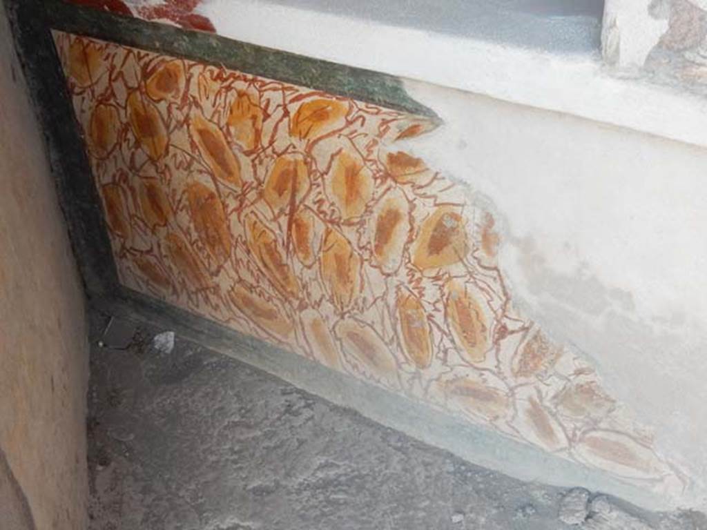 I.7.12 Pompeii. May 2017. Detail of lower area of west wall beneath niche. Photo courtesy of Buzz Ferebee.