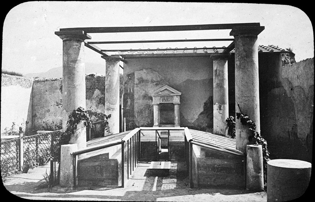 I.7.12 Pompeii. Looking south across garden area towards pergola, summer triclinium and nymphaeum against south wall.
Photo by permission of the Institute of Archaeology, University of Oxford.
File name instarchbx202im022. Source ID. 44483.
See photo on University of Oxford HEIR database