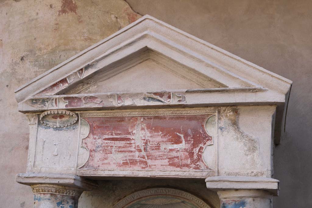I.7.12 Pompeii. December 2018.
Detail of raised stucco on upper front of nymphaeum showing Diana and two deer in relief. Photo courtesy of Aude Durand.