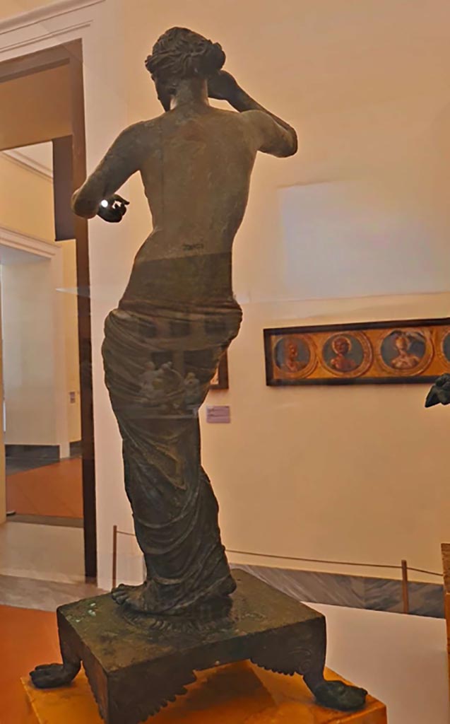 I.7.12 Pompeii. October 2023.
Rear of bronze statuette of Aphrodite/Venus. Photo courtesy of Giuseppe Ciaramella.
On display in “L’altra MANN” exhibition, October 2023, at Naples Archaeological Museum.
