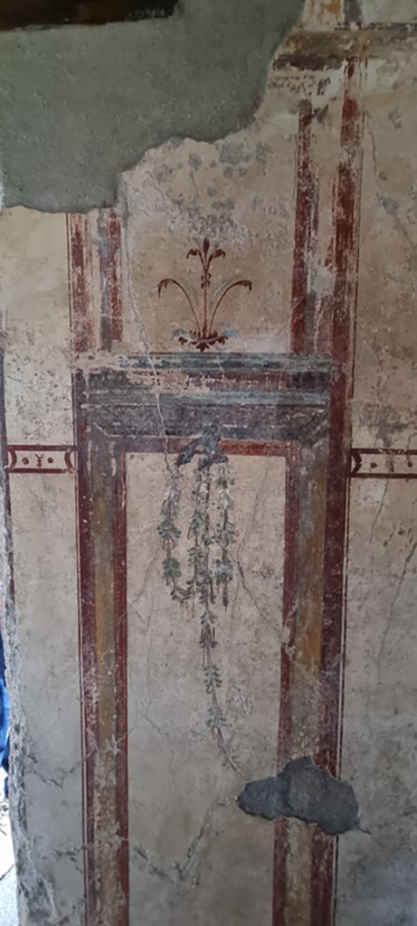 I.7.12 Pompeii. December 2023.
Detail of painted decoration on east side of doorway in north wall.
Photo courtesy of Miriam Colomer.