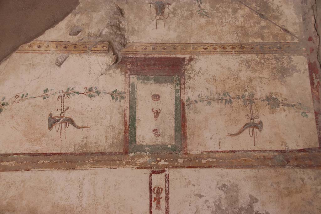 I.7.12 Pompeii. September 2021.
Upper east wall of cubiculum in south-east corner. Photo courtesy of Klaus Heese.