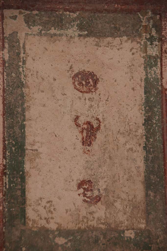 I.7.12 Pompeii. September 2021.
Detail from centre of upper east wall at south end n south-east corner. Photo courtesy of Klaus Heese.