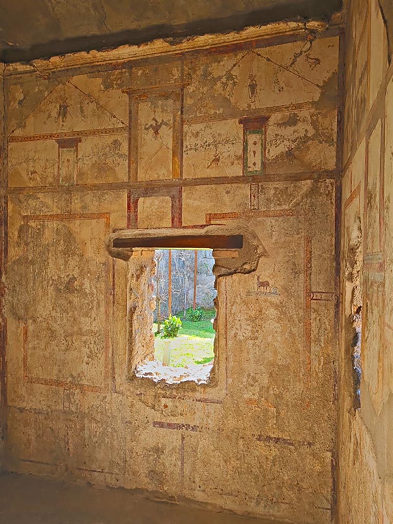 I.7.12 Pompeii. March 2024.
South wall of cubiculum with window onto garden. Photo courtesy of Giuseppe Ciaramella.