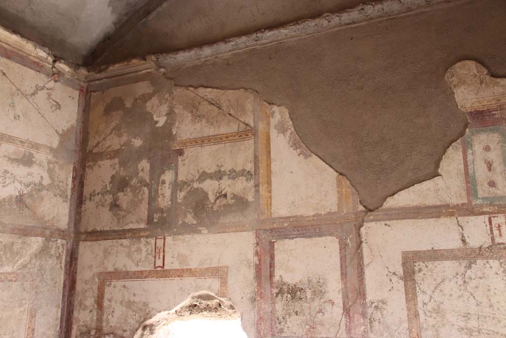 I.7.12 Pompeii. September 2021.
Looking towards upper west wall in south-west corner of cubiculum. Photo courtesy of Klaus Heese.