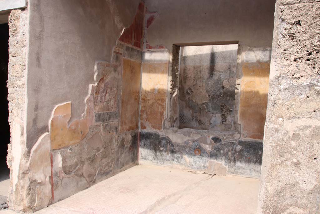 I.7.19 Pompeii. September 2021.
Looking towards north wall, north-east corner and window overlooking small garden area in east wall of tablinum. Photo courtesy of Klaus Heese.