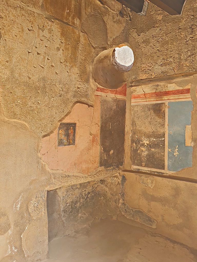 I.7.19 Pompeii. September 2024.
North-east corner of cubiculum with recess, on north side of corridor. Photo courtesy of Giuseppe Ciaramella.