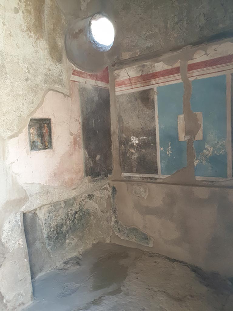 I.7.19 Pompeii. August 2023.
Looking towards north-east corner of cubiculum on north side of corridor. Photo courtesy of Maribel Velasco.