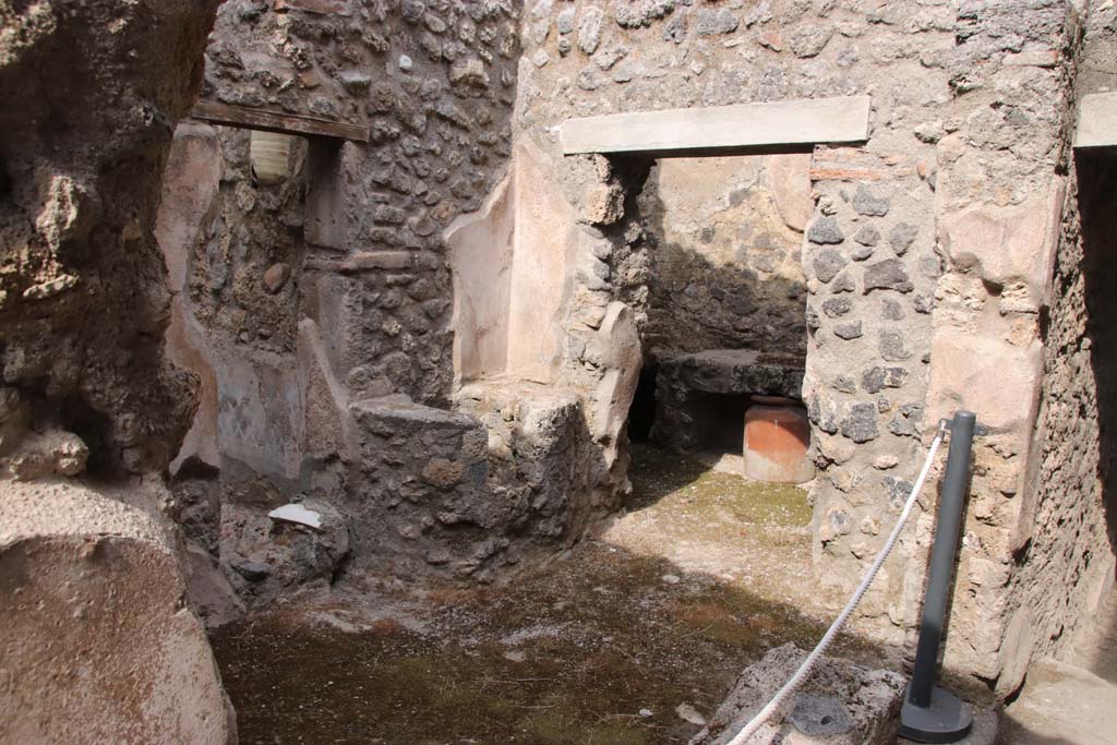 I.7.19 Pompeii. September 2021.
Small room on north side of corridor with two doorways, one to garden area, the other to kitchen. Photo courtesy of Klaus Heese.