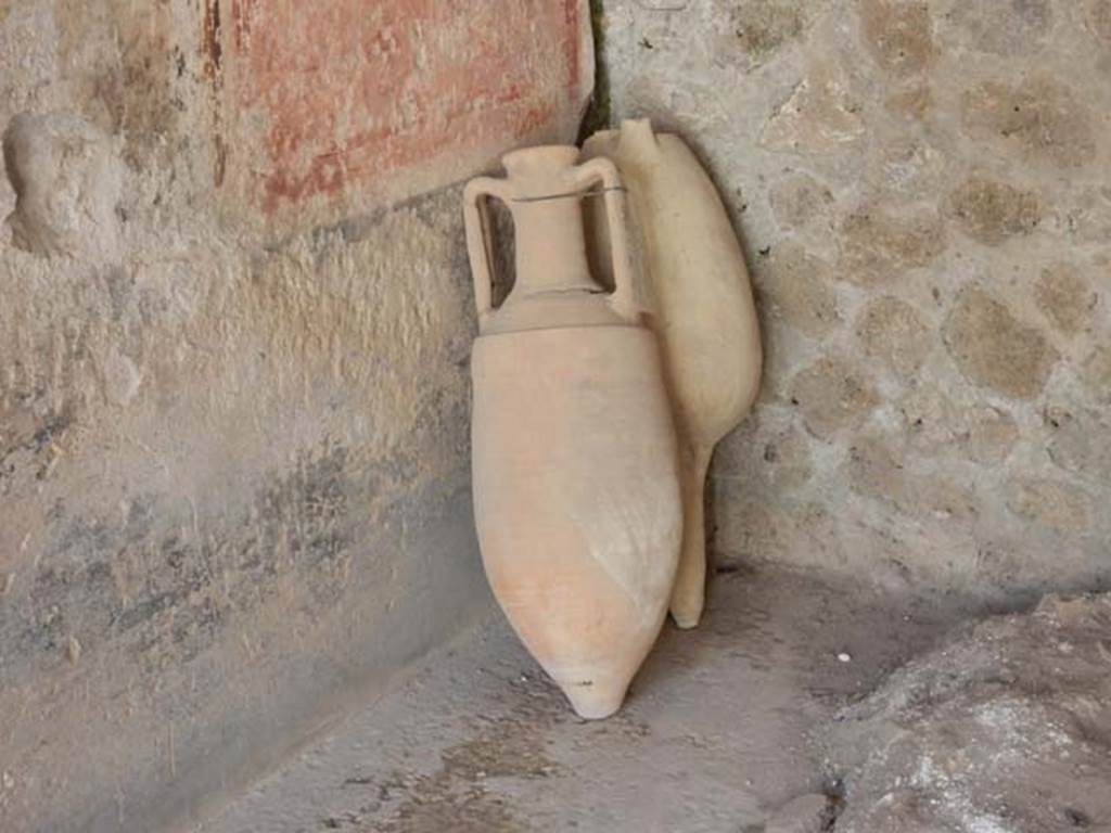 I.7.19 Pompeii. May 2017. Detail of amphorae in north-west corner of exedra near north portico. Photo courtesy of Buzz Ferebee.