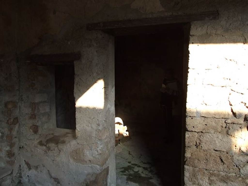 I.7.19 Pompeii. December 2006. Looking east to doorway to cubiculum in north-east corner of the pseudoperistyle.