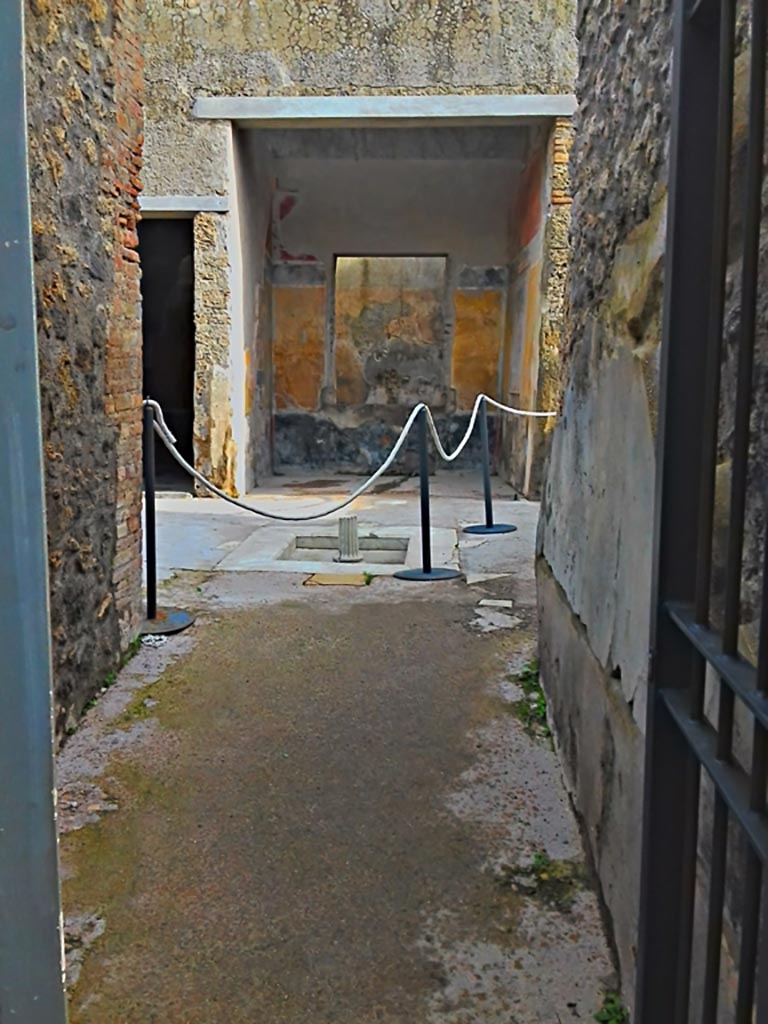 I.7.19 Pompeii. 2017/2018/2019.
Looking east from entrance doorway. Photo courtesy of Giuseppe Ciaramella.