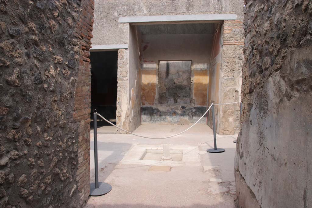 I.7.19 Pompeii. September 2021.
Looking east across atrium towards tablinum with window, from entrance corridor. Photo courtesy of Klaus Heese.