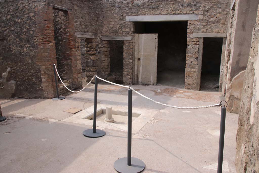 I.7.19 Pompeii. September 2021.
Looking towards north-west corner of atrium, with entrance corridor, on left. Photo courtesy of Klaus Heese.