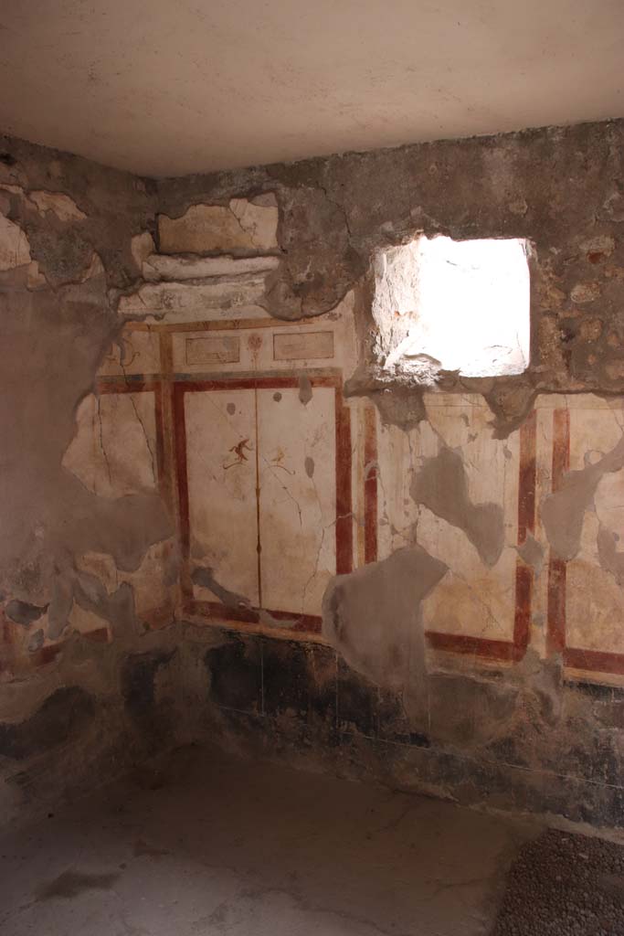 I.7.19 Pompeii. September 2021.
West wall of cubiculum with window. Photo courtesy of Klaus Heese.