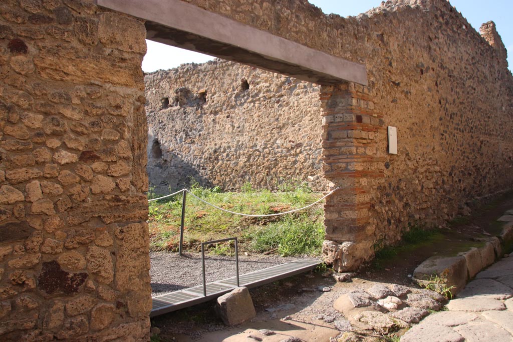 I.8.12 Pompeii. October 2022. Looking north-west towards entrance doorway. Photo courtesy of Klaus Heese.