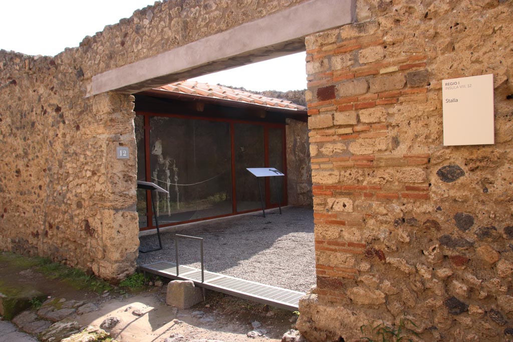 I.8.12 Pompeii. October 2022.
Looking towards entrance doorway with “break” in pavement for passage of carts. Photo courtesy of Klaus Heese.