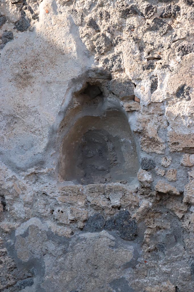 I.8.12 Pompeii. October 2022. Niche in north wall. Photo courtesy of Klaus Heese.