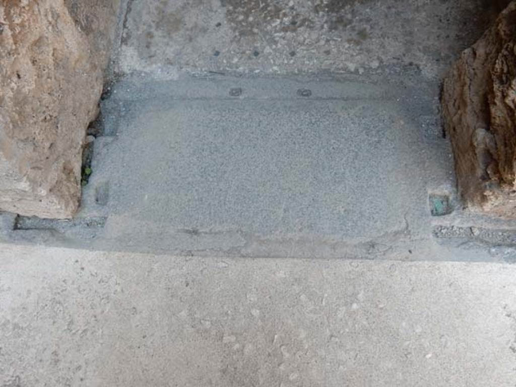 I.9.5 Pompeii. May 2016. Room 7, detail of flooring in corridor. Photo courtesy of Buzz Ferebee.