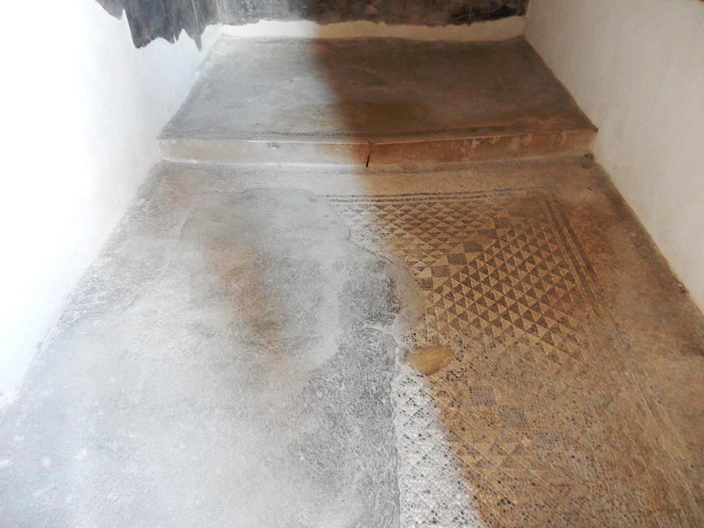 I.9.5 Pompeii. May 2017. Room 11, raised bed area at east end of cubiculum. Photo courtesy of Buzz Ferebee.