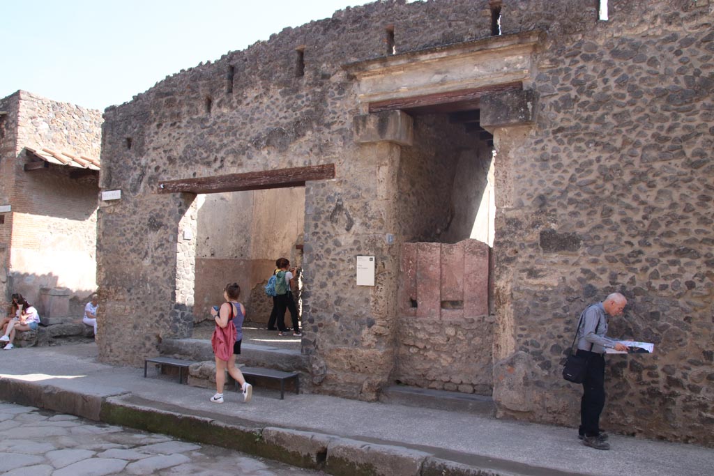 I.9.6 and 1.9.5 Pompeii. October 2023.
Looking towards entrance doorways on south side of Via dell’Abbondanza. Photo courtesy of Klaus Heese.