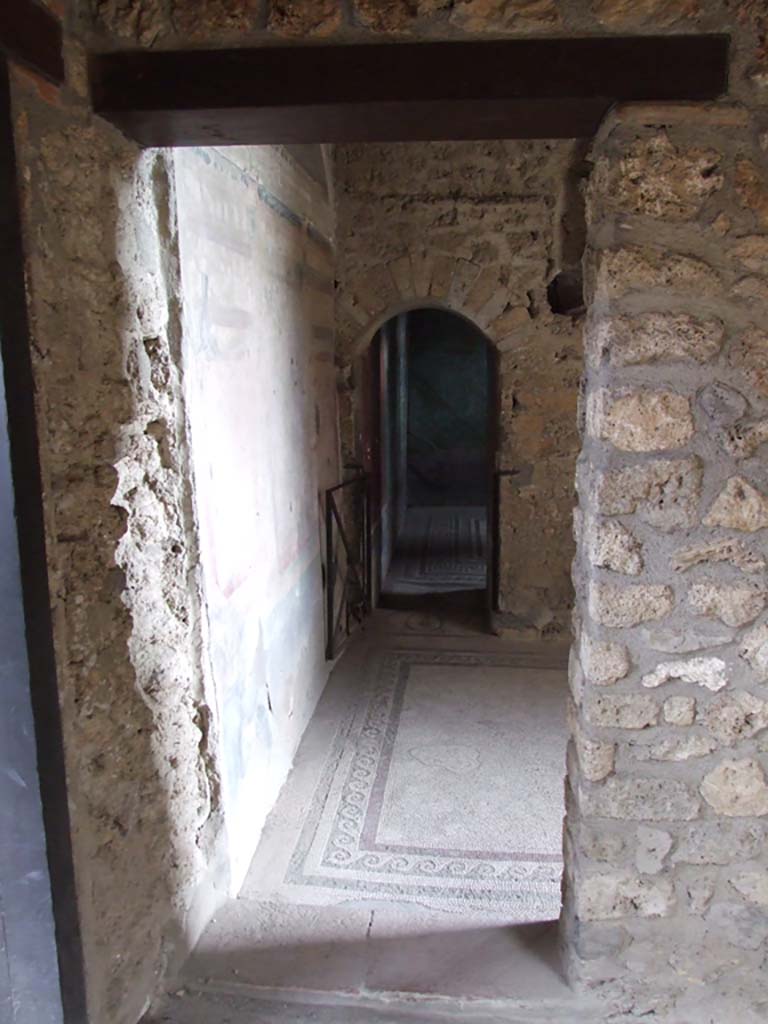I.10.4 Pompeii. December 2006.
Doorway to room 47 from room 46. Entrance to tepidarium with arched calidarium entrance beyond.
