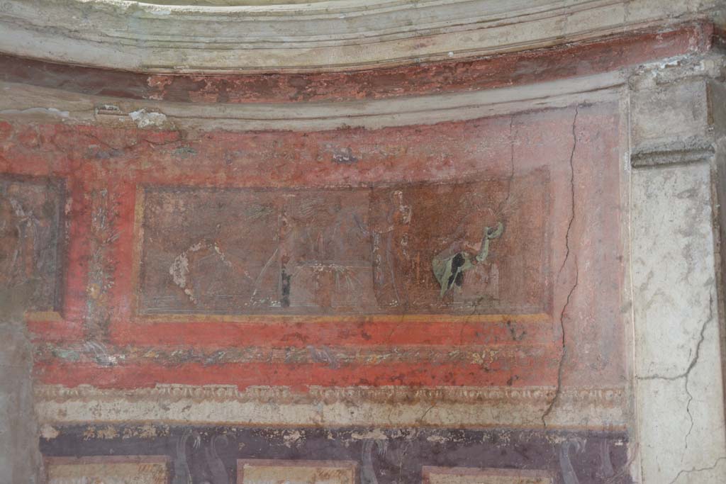 I.10.4 Pompeii. September 2019. Room 48, detail of painted scene in semi-circular alcove.
Foto Annette Haug, ERC Grant 681269 DÉCOR.